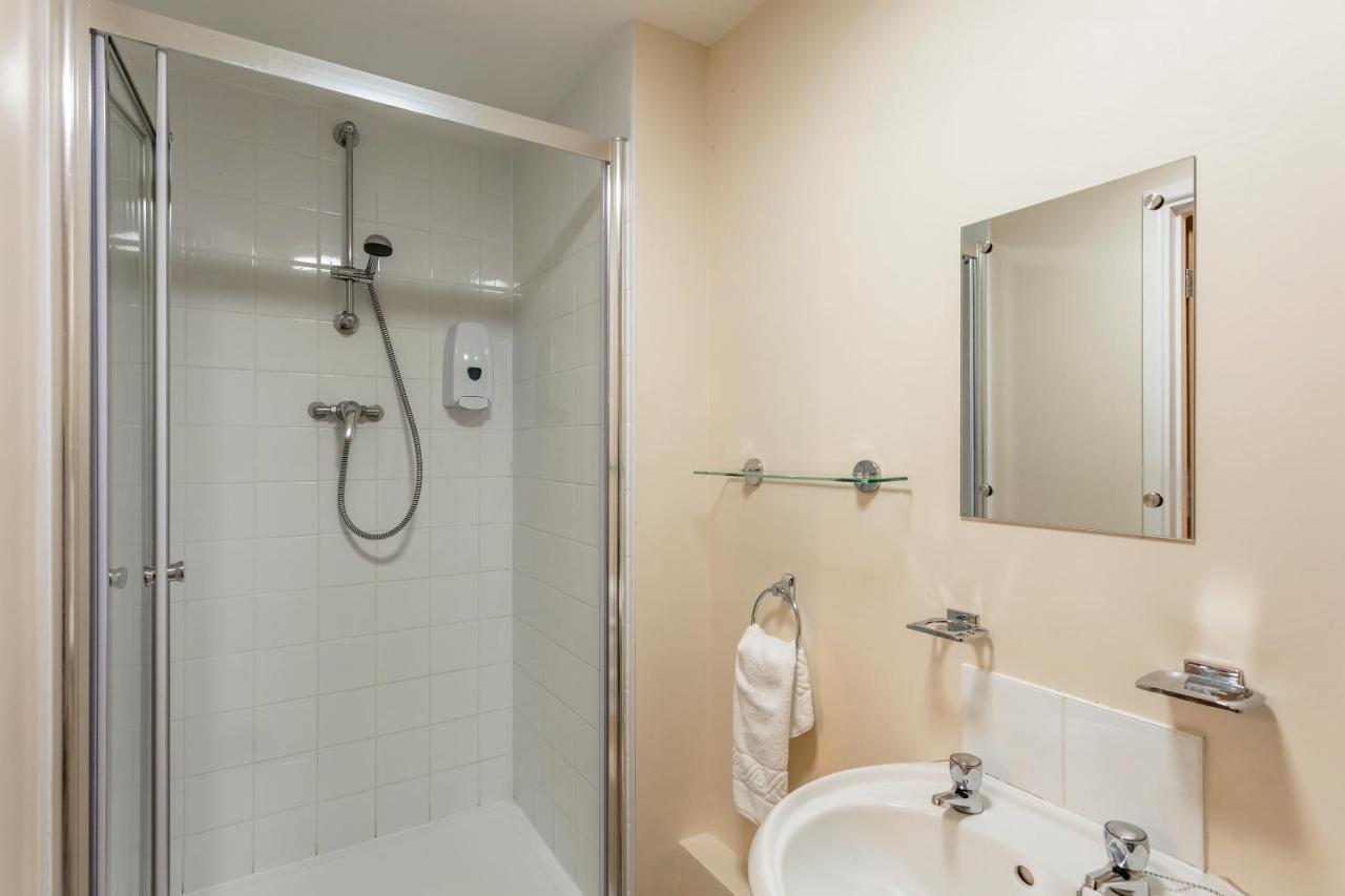 Roydon Marina Village Hotel Kültér fotó